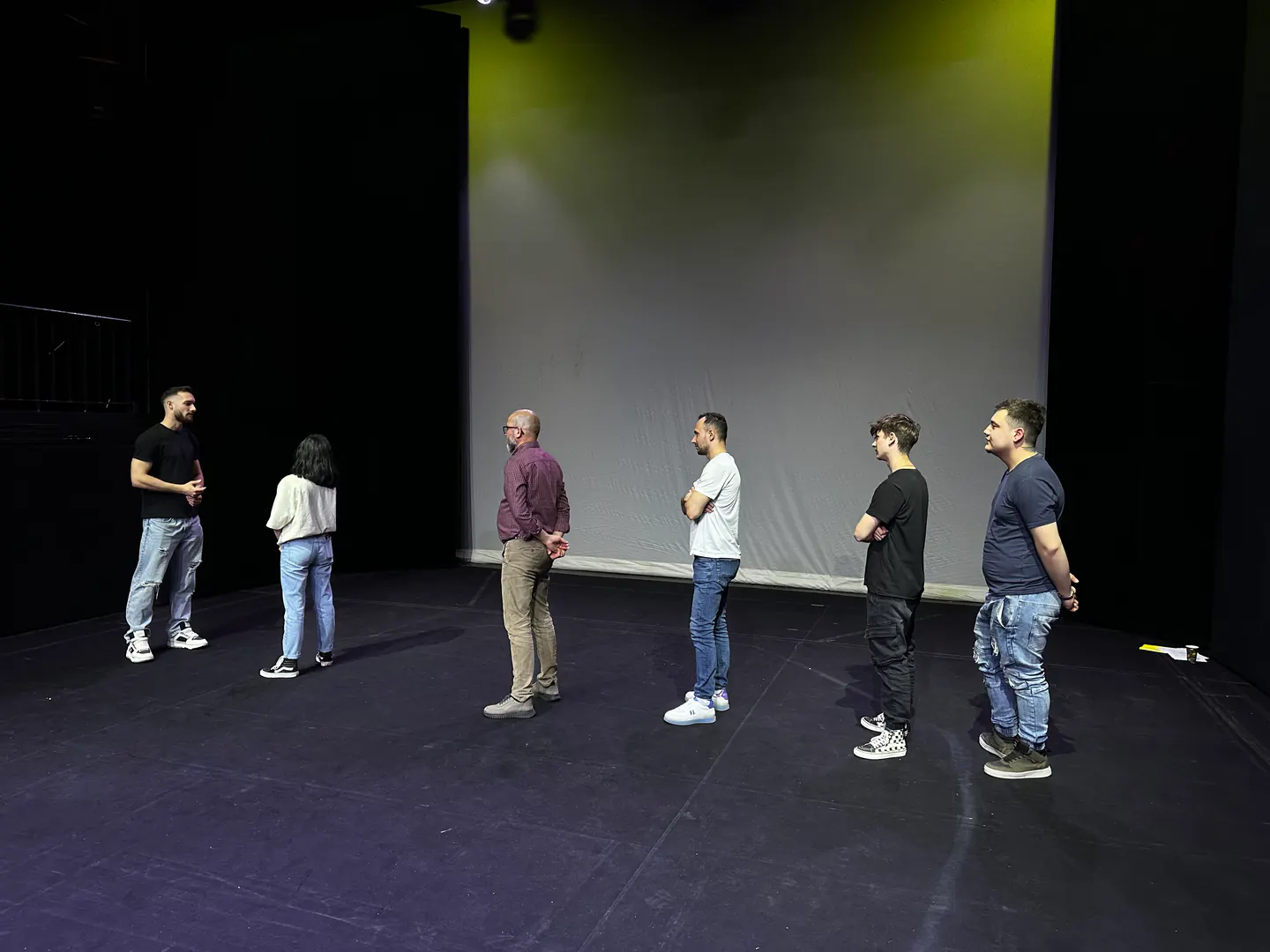 Un participant vorbește în fața colegilor în timpul unui exercițiu de comunicare.