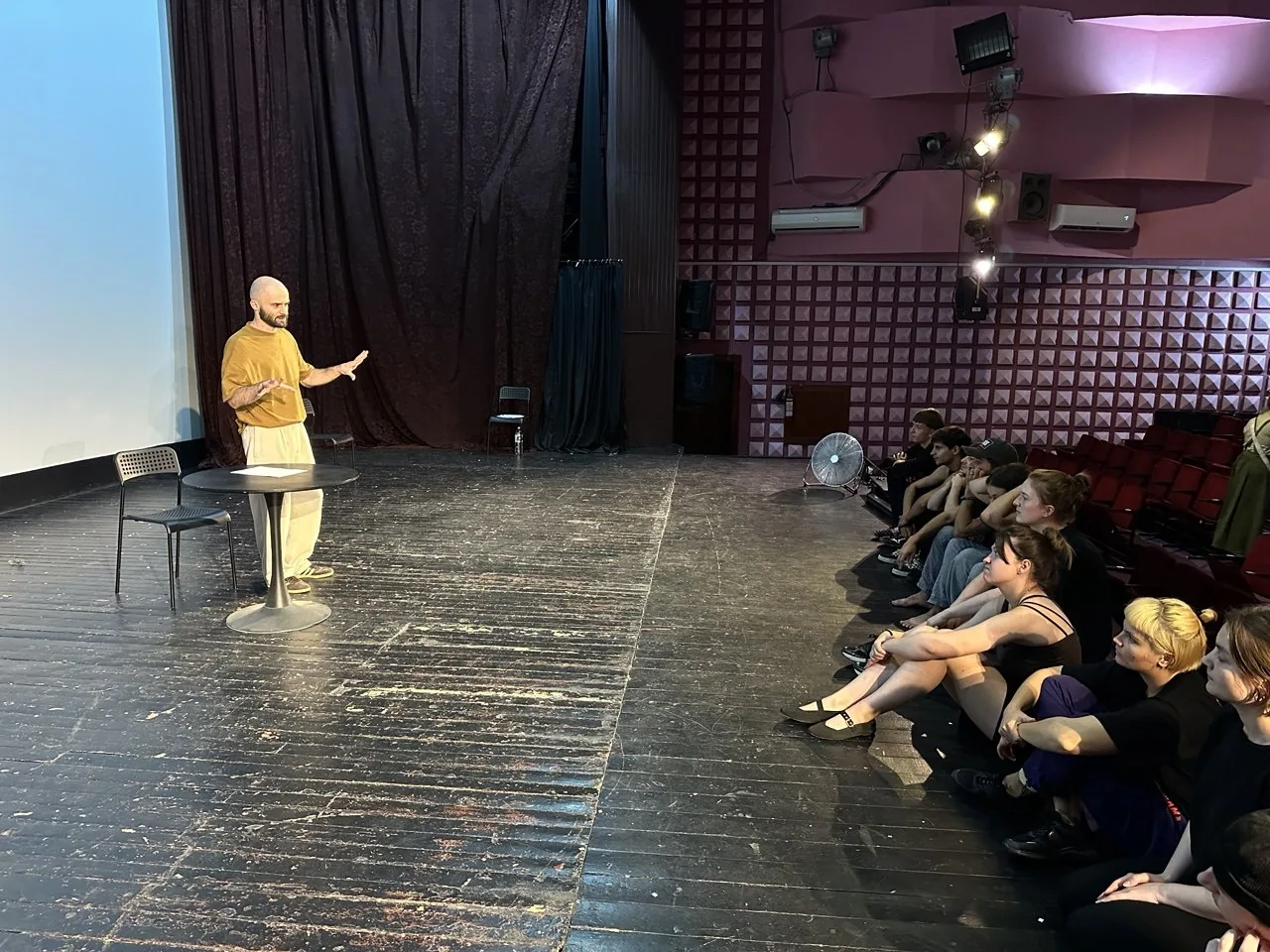 Felix Podborski lucrează cu un grup de participanți în timpul unui training practic.